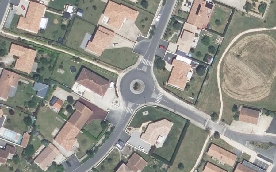 Vue aérienne du Rond-point anonyme n°672451097