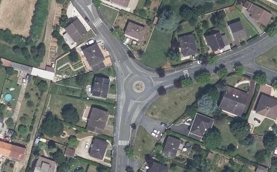 Vue aérienne du Rond-point anonyme n°672451099