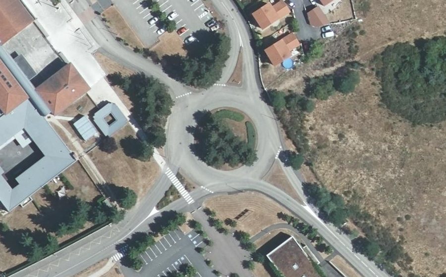 Vue aérienne du Rond-point anonyme n°672462589