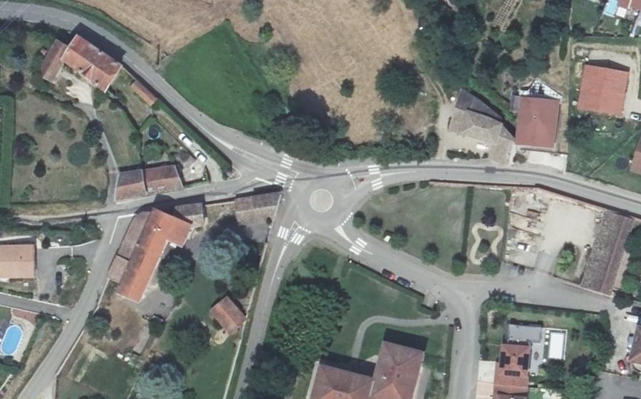 Vue aérienne du Rond-point anonyme n°672464021