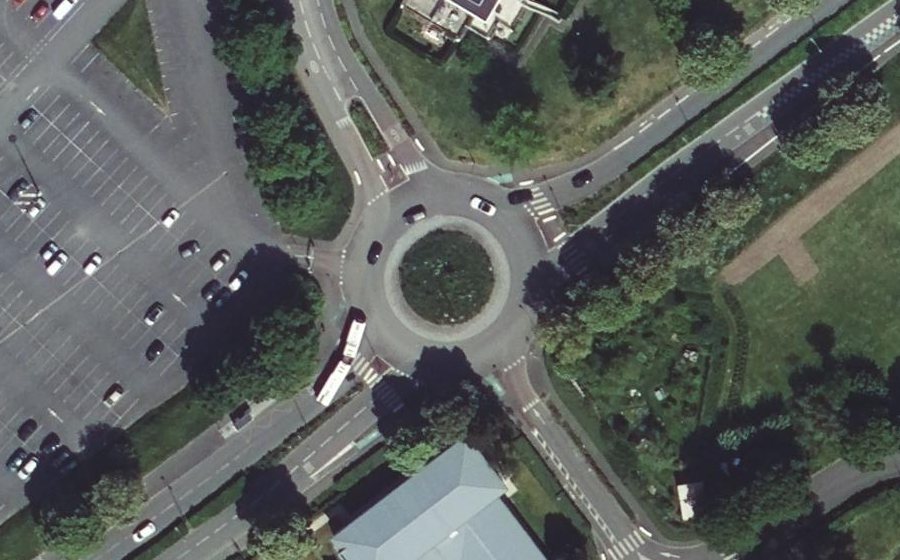 Vue aérienne du Rond-point anonyme n°672676948