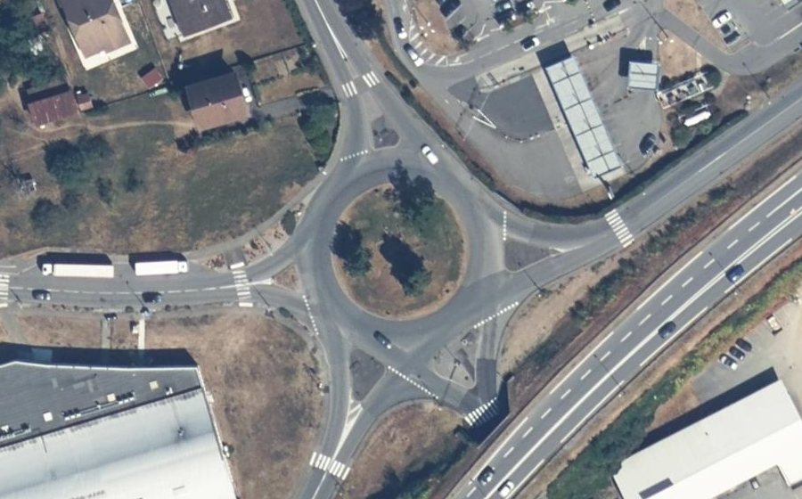Vue aérienne du Rond-point anonyme n°67270342