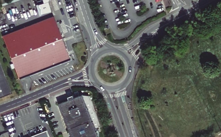 Vue aérienne du Rond-point anonyme n°672941439
