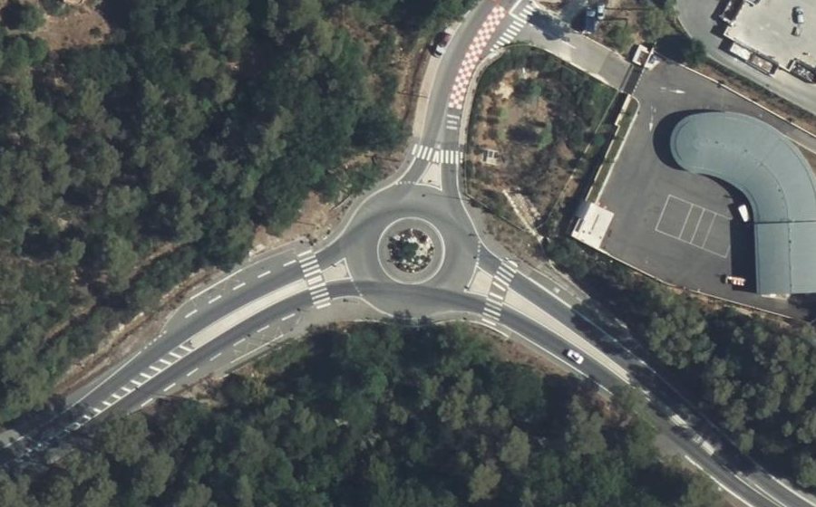 Vue aérienne du Rond-point anonyme n°672957128