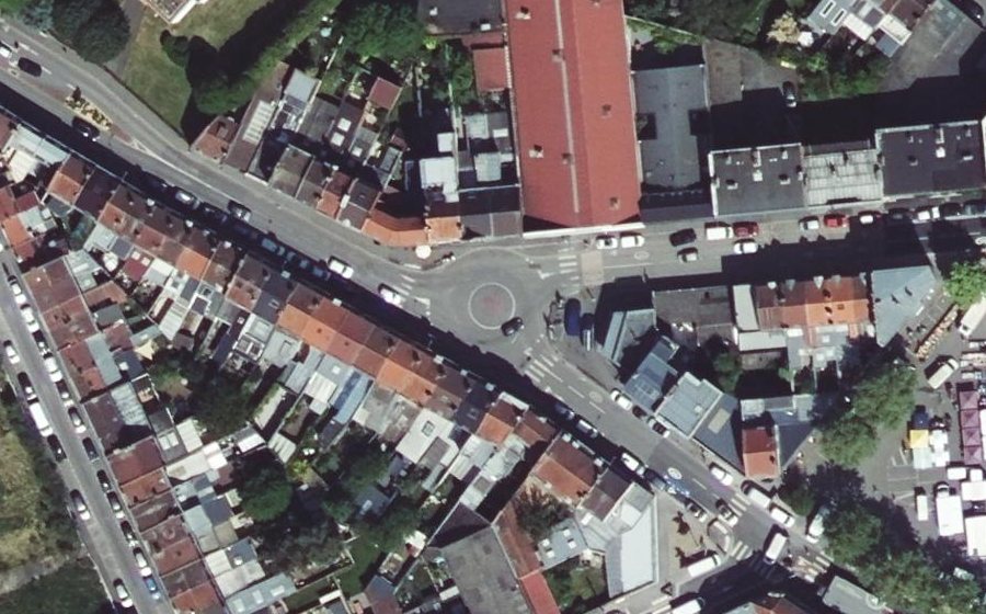 Vue aérienne du Rond-point anonyme n°672960341
