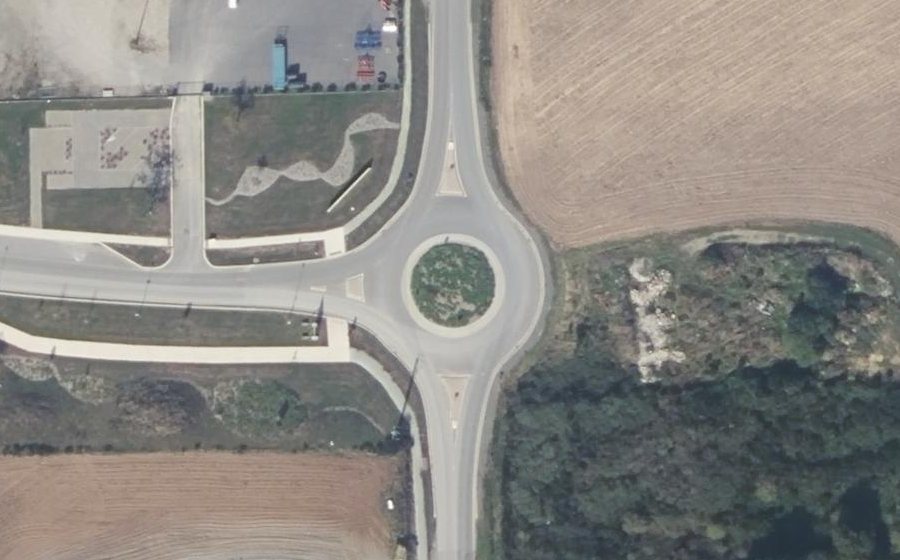 Vue aérienne du Rond-point anonyme n°672976363