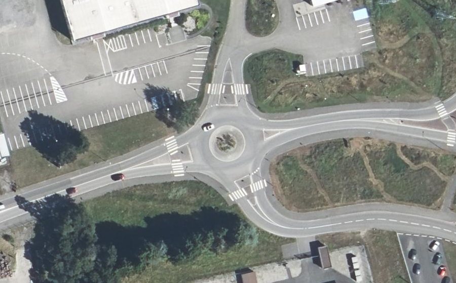 Vue aérienne du Rond-point anonyme n°672988178