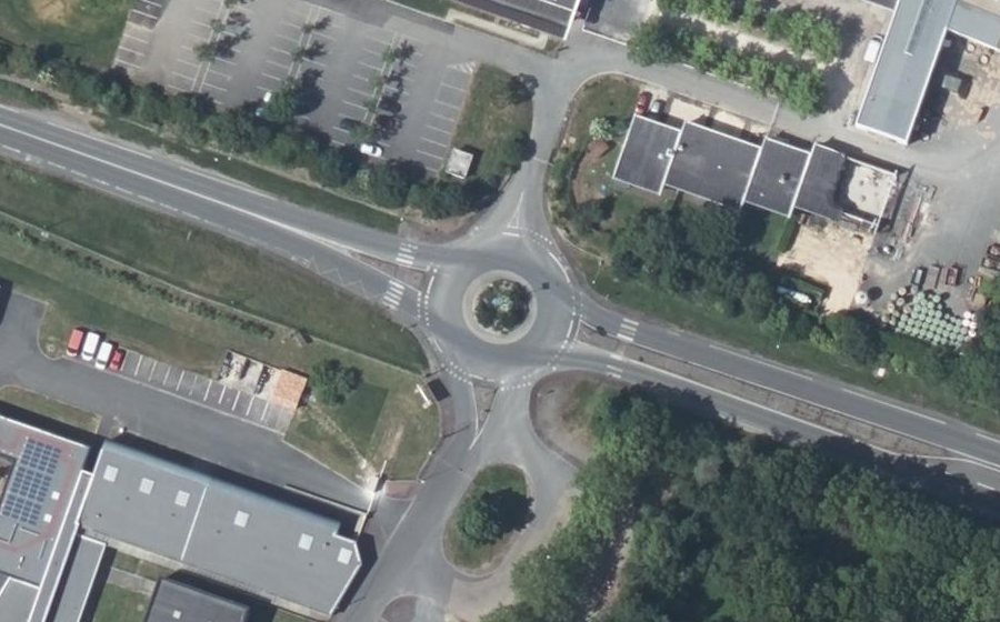 Vue aérienne du Rond-point anonyme n°67300754