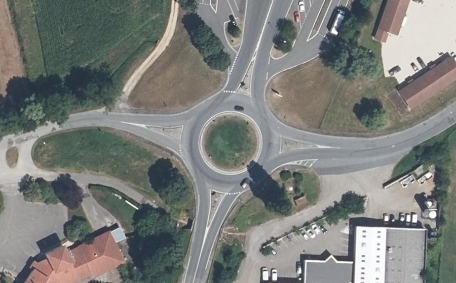 Vue aérienne du Rond-point anonyme n°67306828