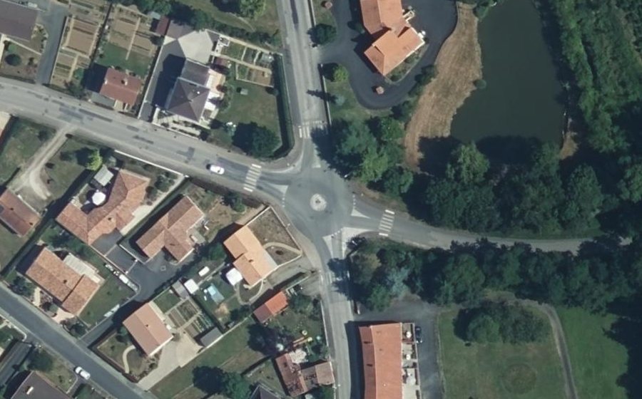 Vue aérienne du Rond-point anonyme n°673076645