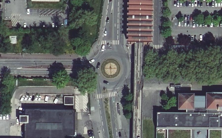 Vue aérienne du Rond-point anonyme n°673142055