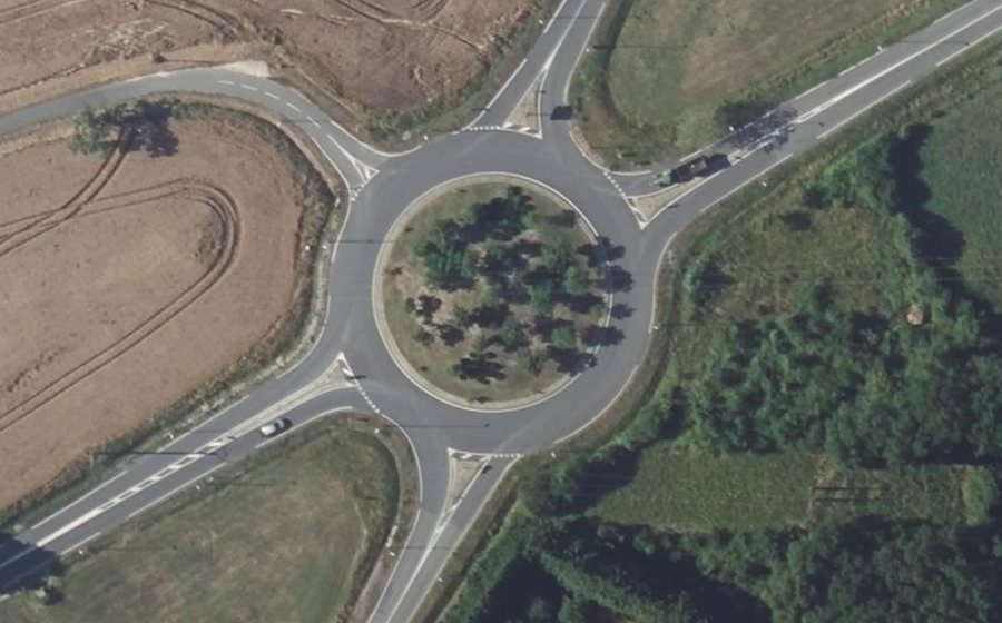 Vue aérienne du Rond-point anonyme n°67341744