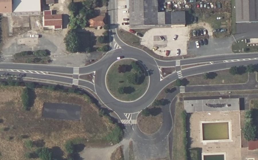 Vue aérienne du Rond-point anonyme n°67364805