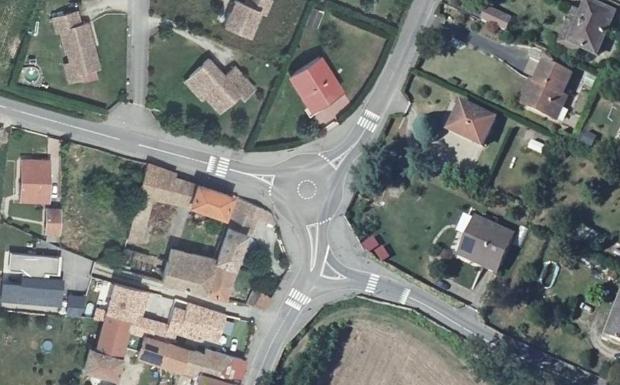 Vue aérienne du Rond-point anonyme n°673840524