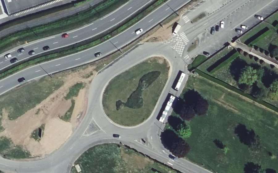 Vue aérienne du Rond-point anonyme n°67386890