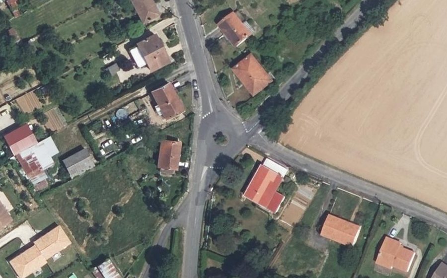 Vue aérienne du Rond-point anonyme n°673918721