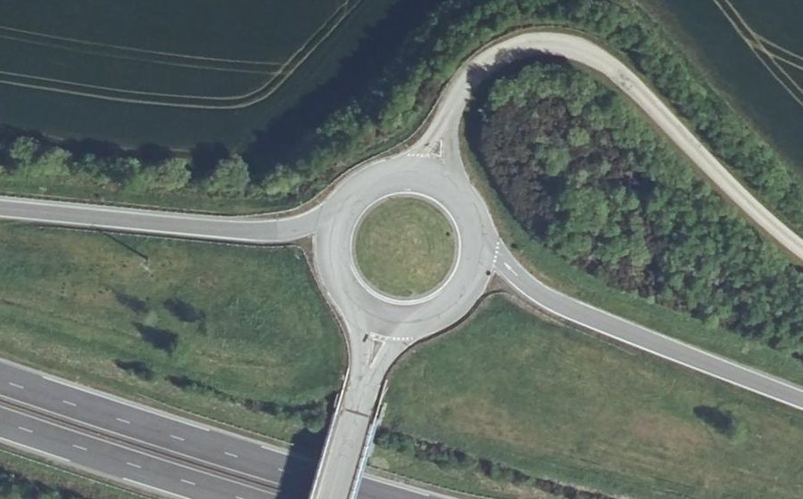 Vue aérienne du Rond-point anonyme n°67404410