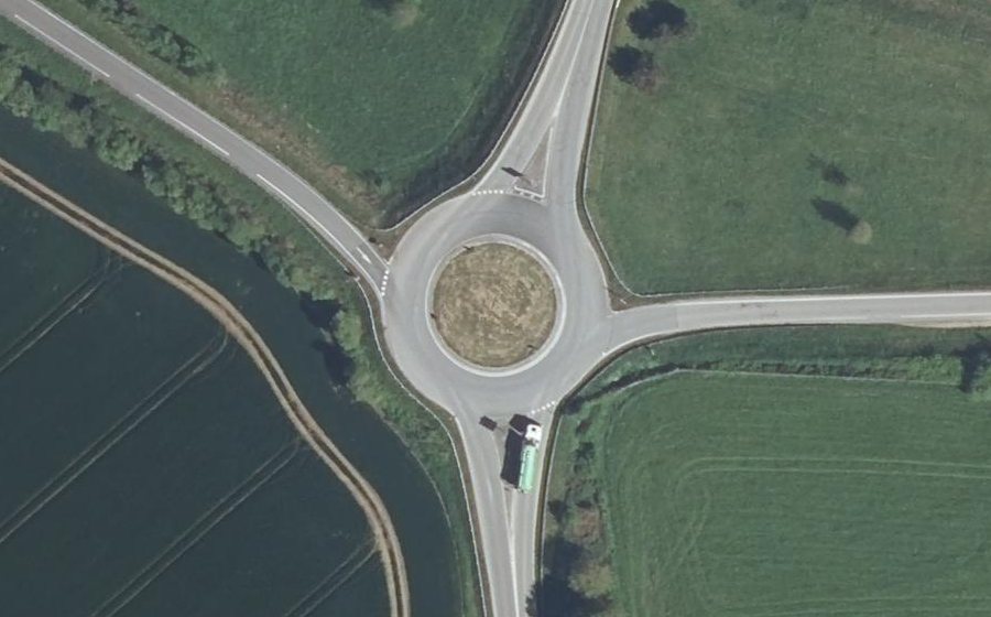 Vue aérienne du Rond-point anonyme n°67404453