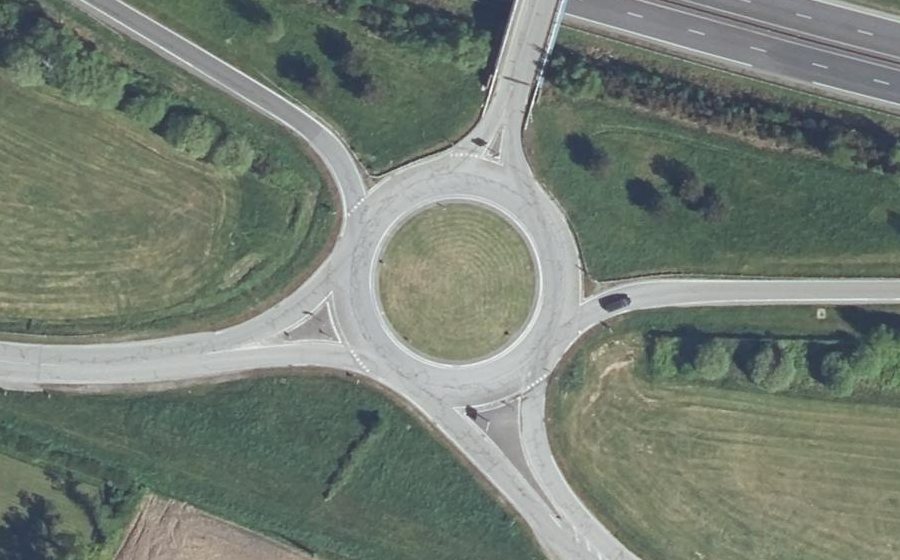 Vue aérienne du Rond-point anonyme n°67404463