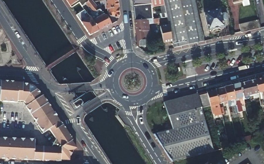 Vue aérienne du Rond-point anonyme n°674076745
