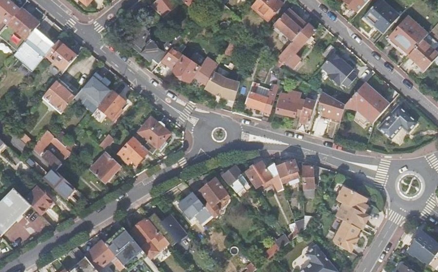 Vue aérienne du Rond-point anonyme n°674110456