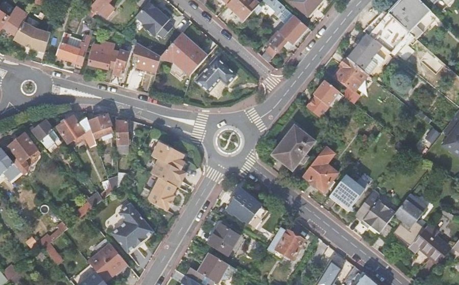 Vue aérienne du Rond-point anonyme n°674110459