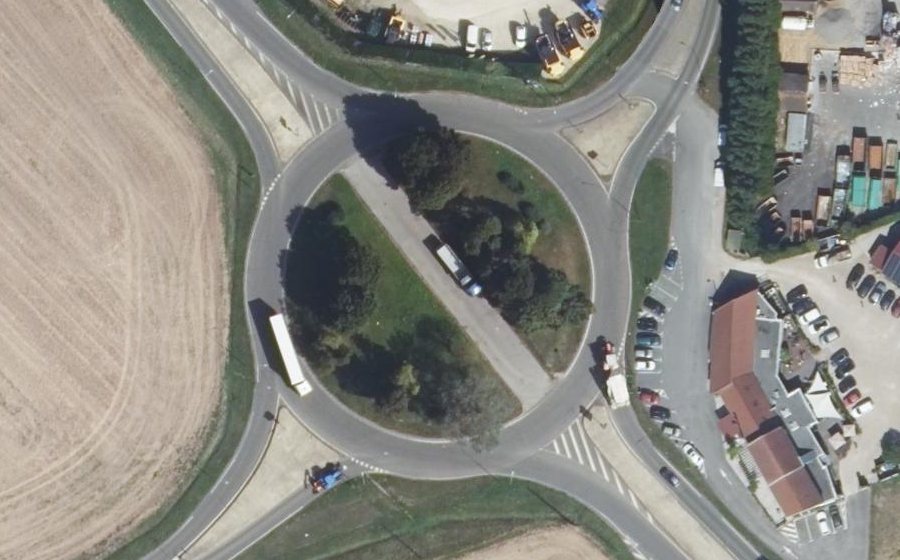 Vue aérienne du Rond-point anonyme n°674202492