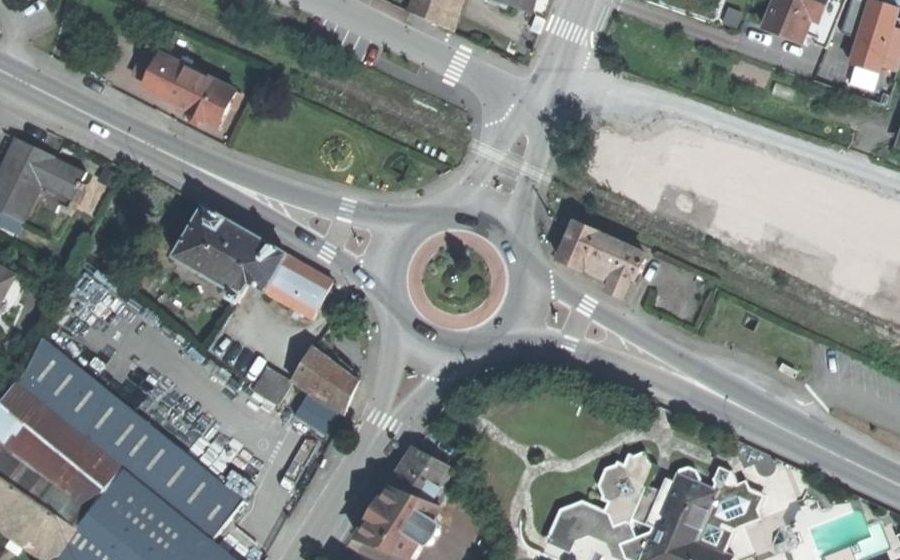 Vue aérienne du Rond-point anonyme n°674209327