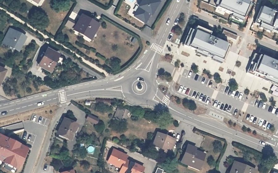 Vue aérienne du Rond-point anonyme n°674220272