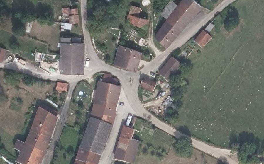 Vue aérienne du Rond-point anonyme n°674239139