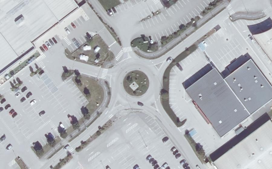 Vue aérienne du Rond-point anonyme n°674316431