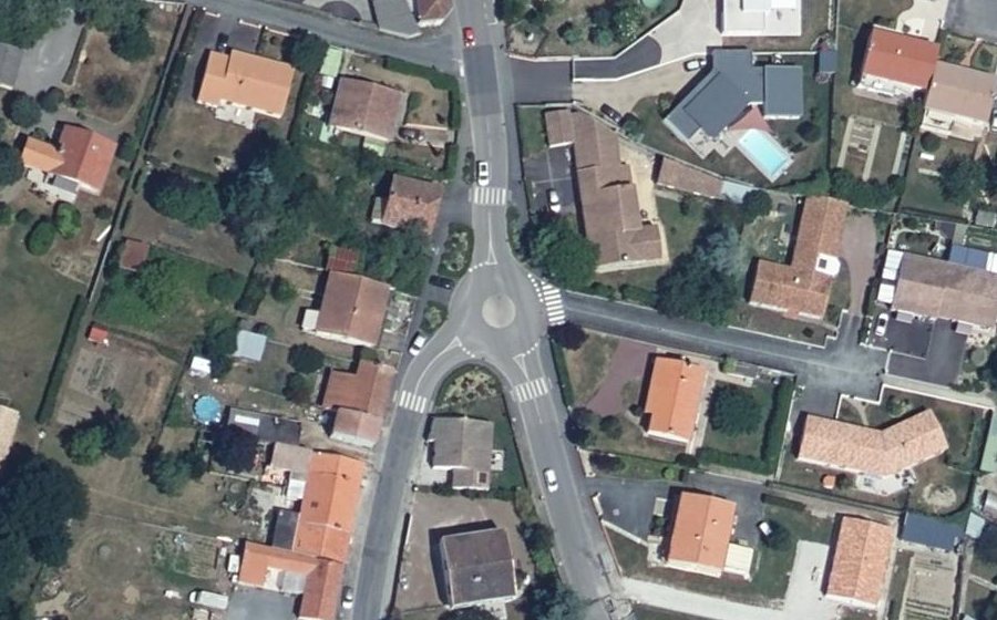 Vue aérienne du Rond-point anonyme n°674457679