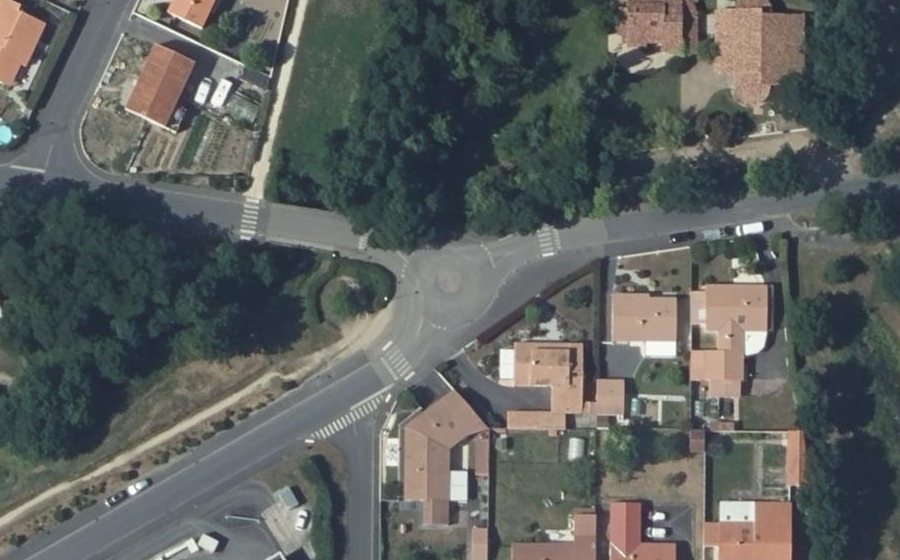 Vue aérienne du Rond-point anonyme n°674506634