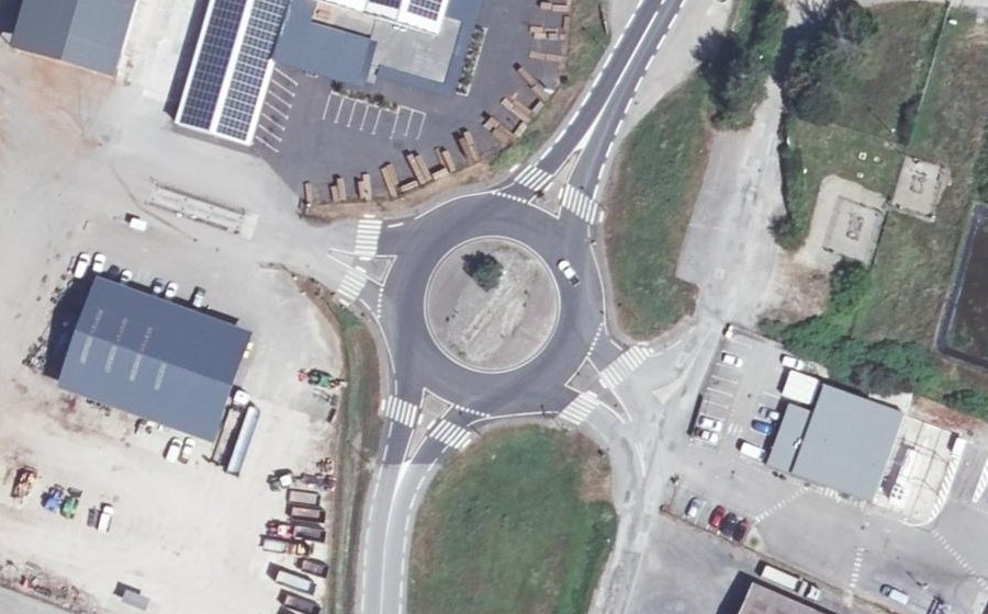 Vue aérienne du Rond-point anonyme n°674550053
