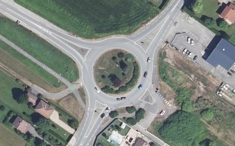 Vue aérienne du Rond-point anonyme n°674550057