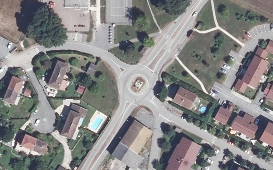 Vue aérienne du Rond-point anonyme n°674550080