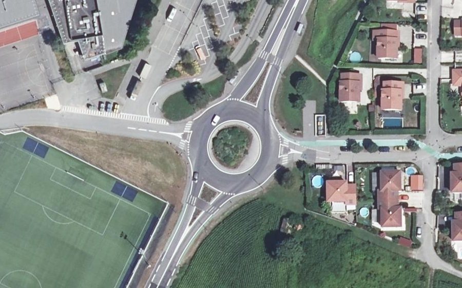 Vue aérienne du Rond-point anonyme n°674550087