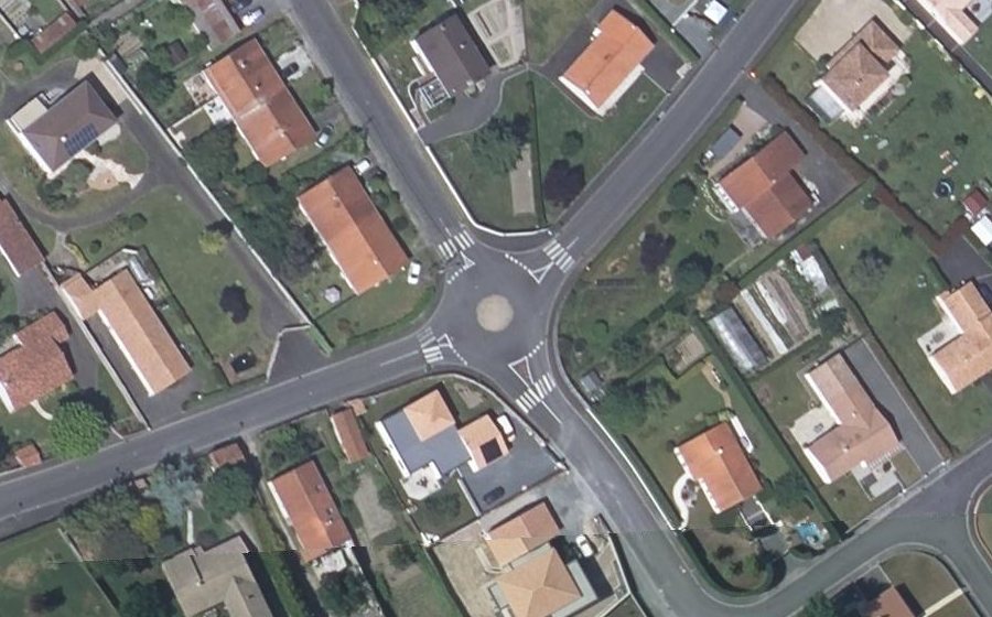 Vue aérienne du Rond-point anonyme n°674665415