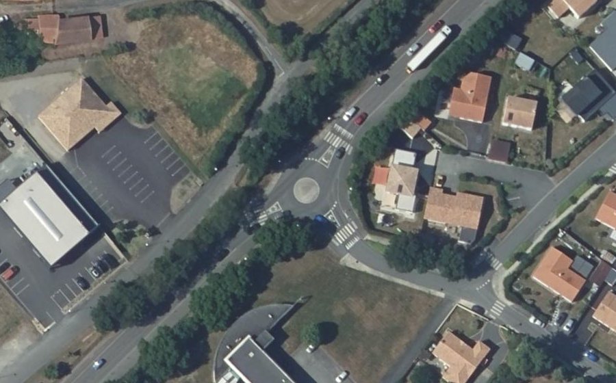 Vue aérienne du Rond-point anonyme n°674667465