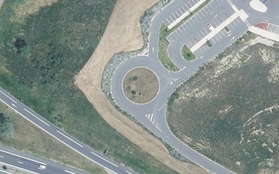 Vue aérienne du Rond-point anonyme n°674684438