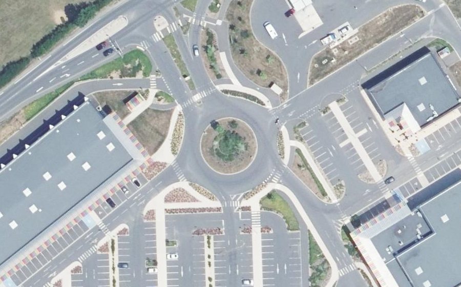 Vue aérienne du Rond-point anonyme n°674684440