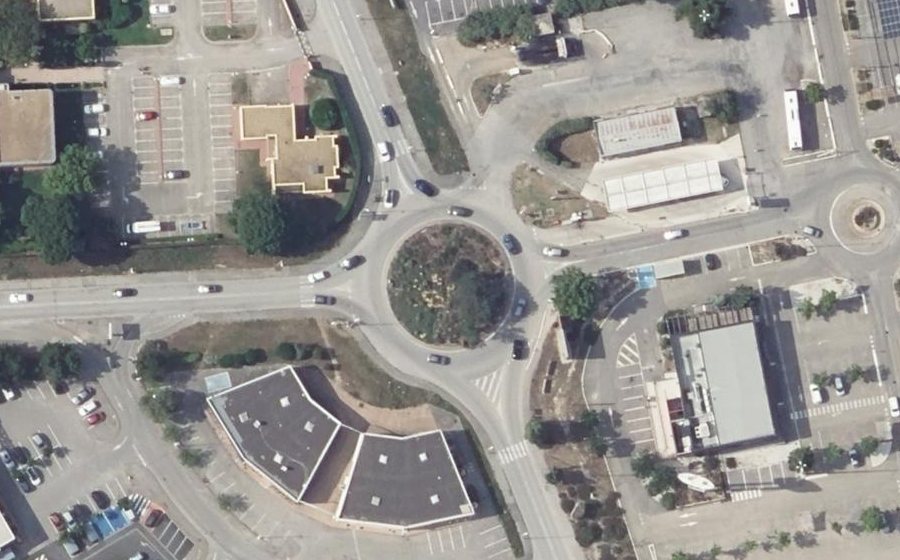 Vue aérienne du Rond-point anonyme n°674689066