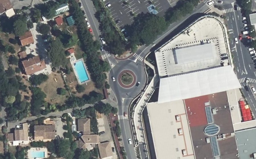 Vue aérienne du Rond-point anonyme n°67489578