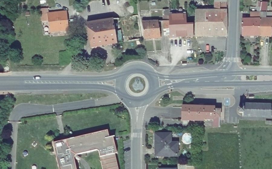 Vue aérienne du Rond-point anonyme n°67490929