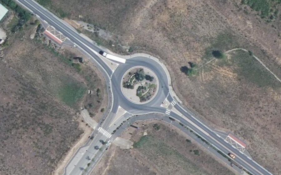 Vue aérienne du Rond-point anonyme n°674919612