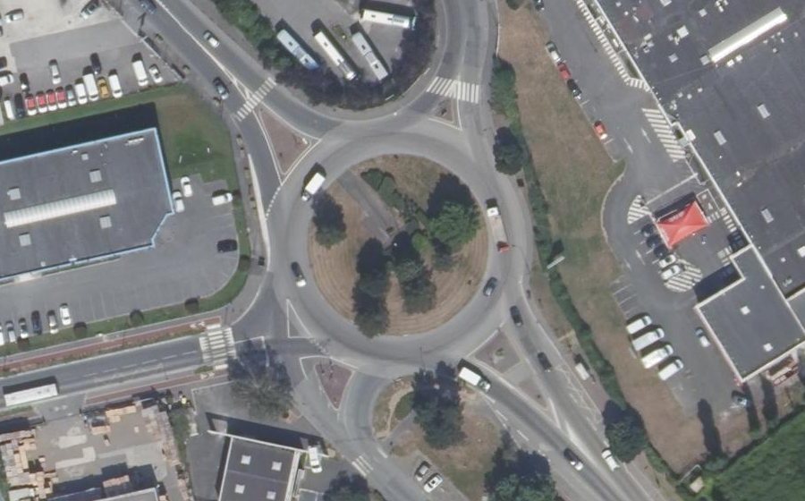 Vue aérienne du Rond-point anonyme n°675004481