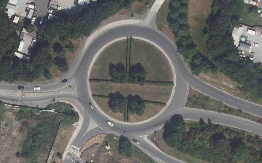Vue aérienne du Rond-point anonyme n°675006594