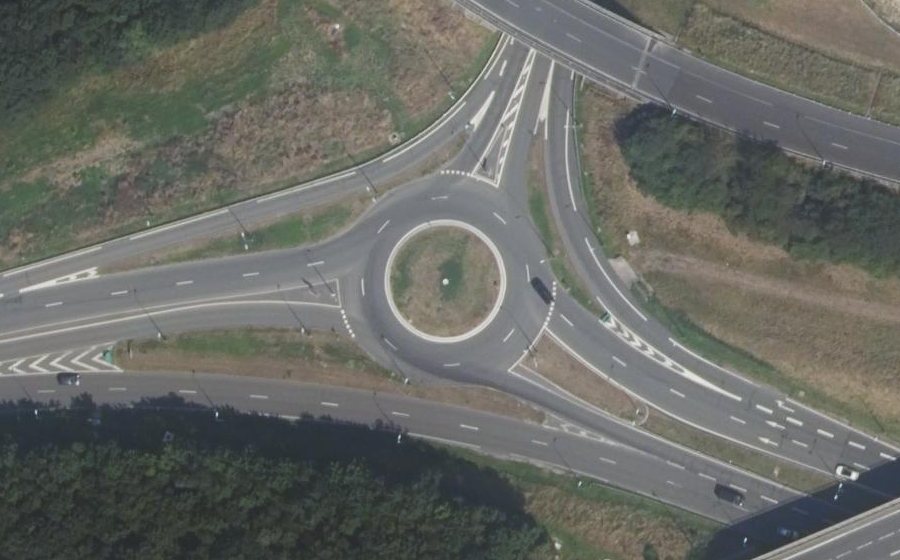 Vue aérienne du Rond-point anonyme n°675014534