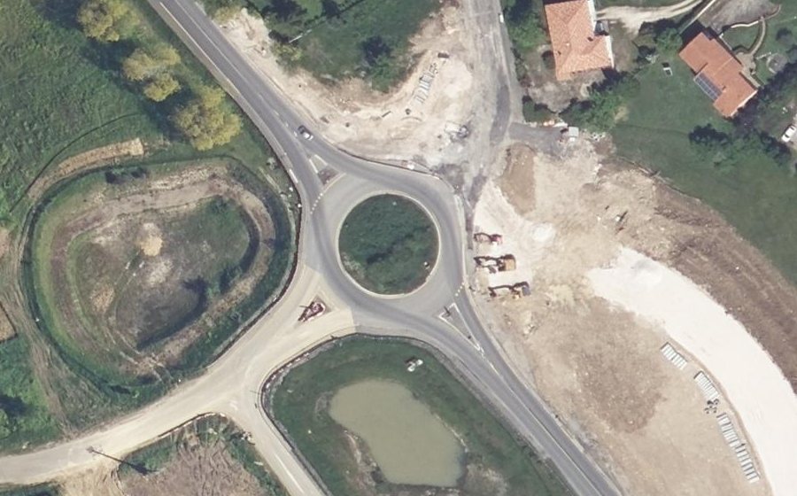 Vue aérienne du Rond-point anonyme n°67504490