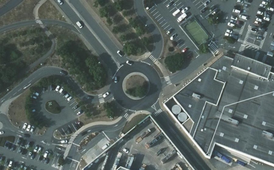 Vue aérienne du Rond-point anonyme n°675167032